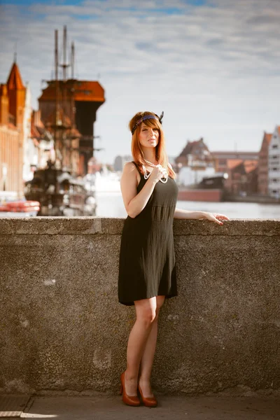 Vrouw die op straat staat — Stockfoto