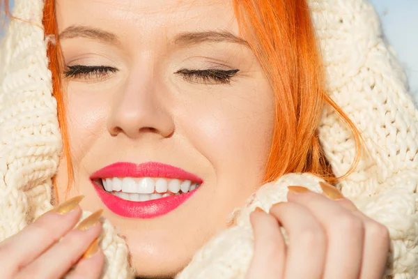 Ragazza in abiti caldi godendo la luce del sole — Foto Stock