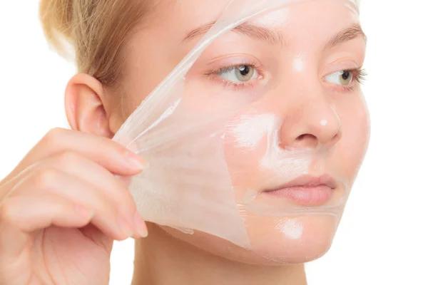 Donna rimozione peeling facciale off maschera — Foto Stock