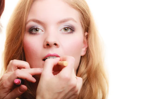 Künstler trägt Lippenstift auf — Stockfoto