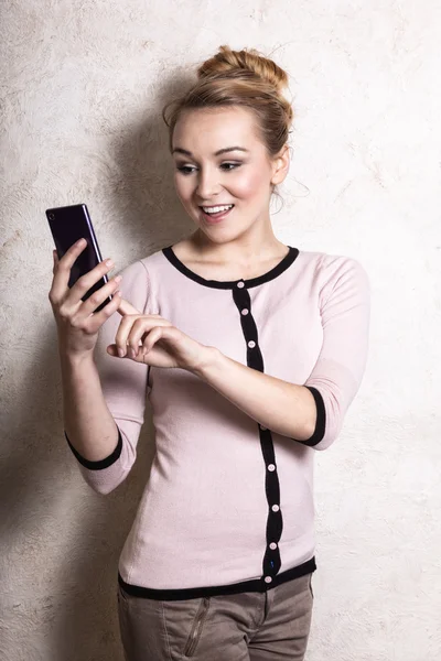 Businesswoman texting reading sms on smartphone — Stock Photo, Image