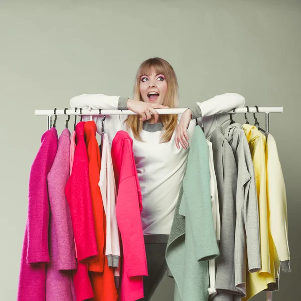 Mulher escolhendo roupas no shopping ou guarda-roupa — Fotografia de Stock