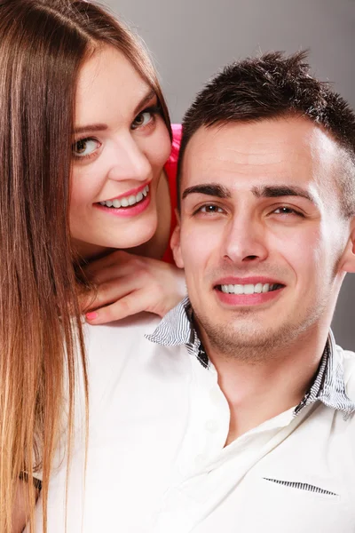 Portrait d'une femme et d'un homme souriants. Joyeux couple. — Photo