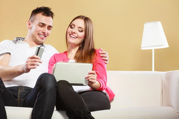Tablet ve kredi kartı evde genç Çift — Stok fotoğraf
