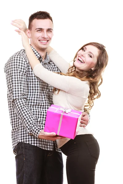 Casal apaixonado por caixa de presente rosa — Fotografia de Stock