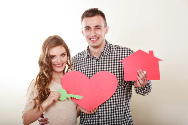 Casal com papel casa e coração símbolo de amor. — Fotografia de Stock