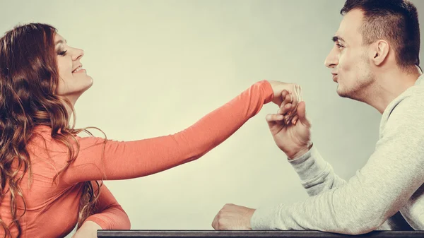 Man man kyssas kvinna hand. kärlekspar. — Stockfoto