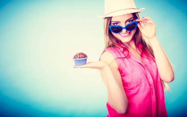 Souriant femme d'été tient gâteau dans la main — Photo