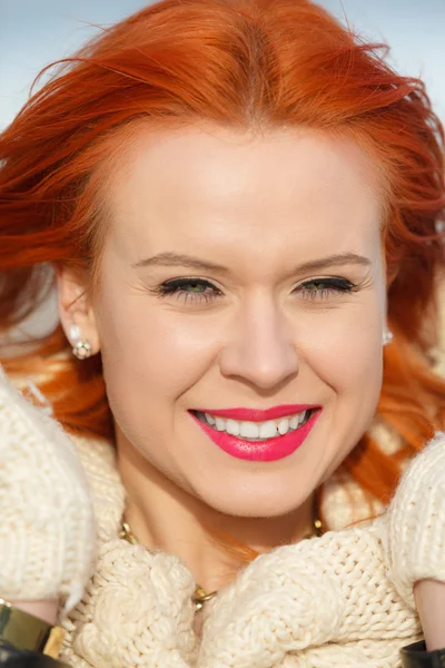 Belleza cara pelo rojo mujer en ropa de abrigo al aire libre —  Fotos de Stock