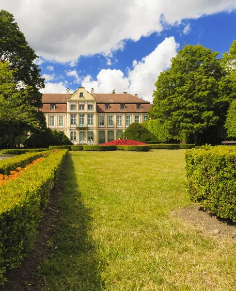 Vista sul palazzo degli abati e fiori nel parco delle olive di Danzica . — Foto Stock