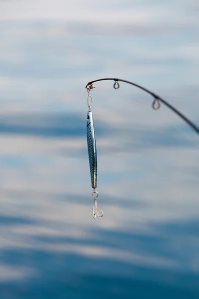 Salzwasserfischen - Rute mit Wobbler und blauem Meerwasser — Stockfoto