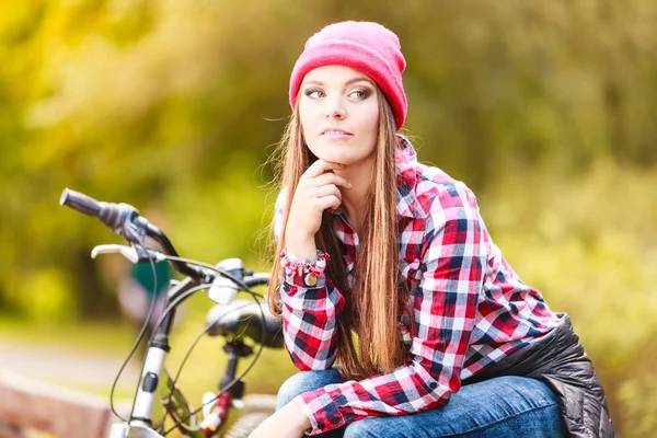 Chica relajante en el parque otoñal con bicicleta. —  Fotos de Stock