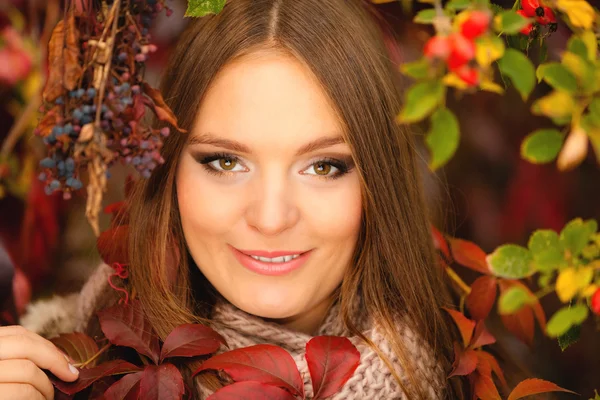 Portrait girl relaxing walking in autumnal park. — Stock Photo, Image