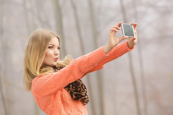 Happy fashion woman in park taking selfie photo. — Stock Photo, Image