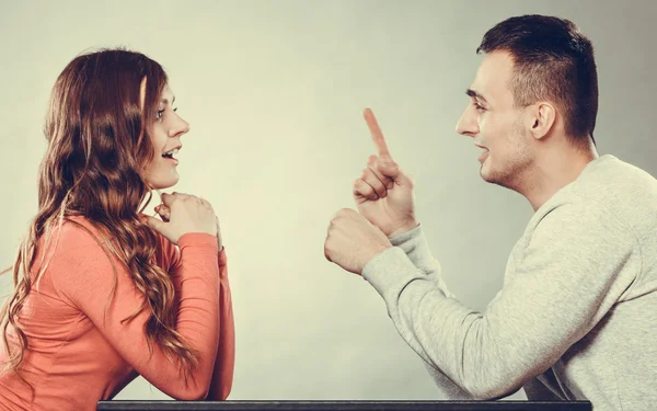 Pareja hablando y riendo en fecha —  Fotos de Stock