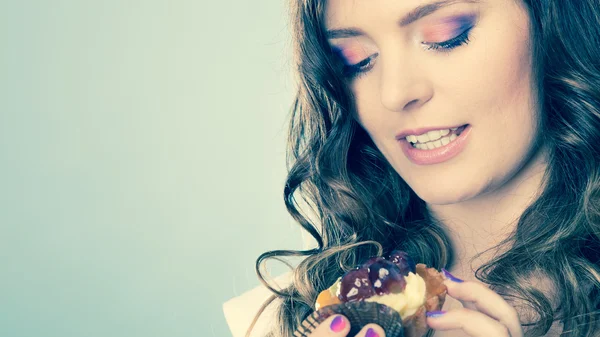 Vrouw met cake van het fruit in de hand — Stockfoto