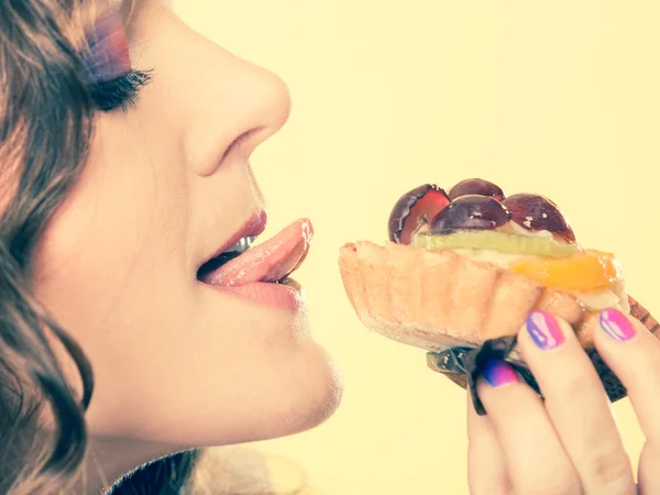 Γυναίκα τρώει φρούτα κέικ — Φωτογραφία Αρχείου