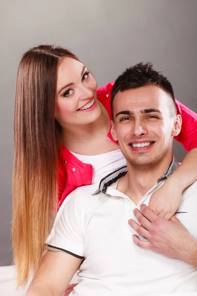 Sorrindo mulher e homem posando — Fotografia de Stock