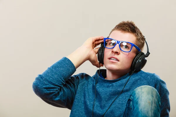 Молодой человек слушает музыку. — стоковое фото
