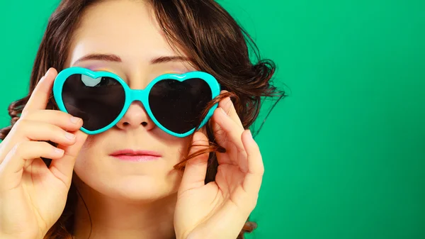 Дівчина в сонцезахисних окулярах у формі серця — стокове фото