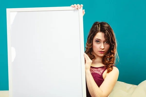 Mujer sosteniendo tablero de presentación en blanco — Foto de Stock