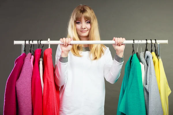 Женщина выбирает одежду — стоковое фото