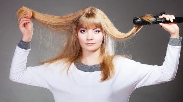 Woman  making hairstyle — Stock Photo, Image