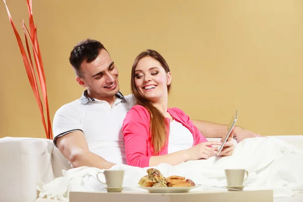 Couple using tablet — Stock Photo, Image