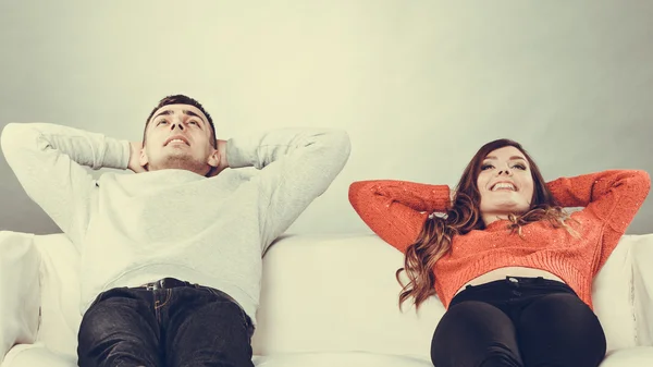 Casal relaxante no sofá — Fotografia de Stock