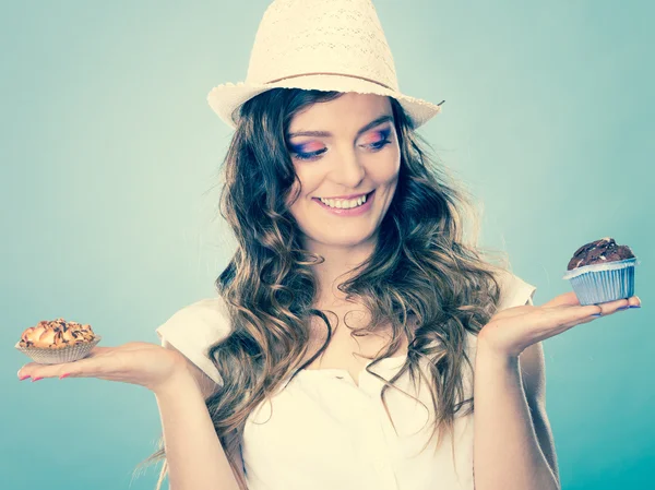 Summer woman holding cakes — Stock Photo, Image