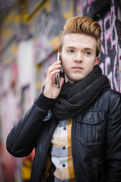 Man talking on mobile cell phone — Stock Photo, Image