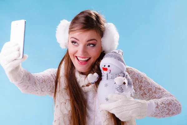 Женщина держит маленького снеговика — стоковое фото