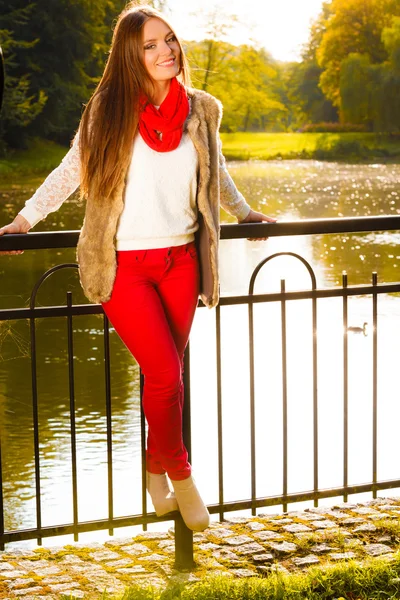 Portrait girl relaxing walking in autumnal park. — Stock Photo, Image