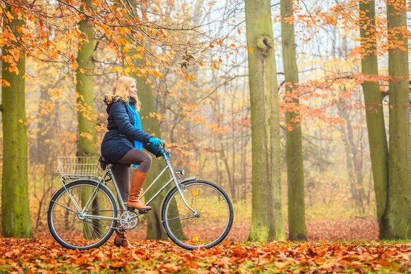 Kobieta jazda na rowerze — Zdjęcie stockowe