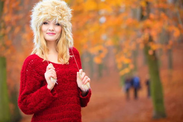 Frau in modischer Kleidung — Stockfoto