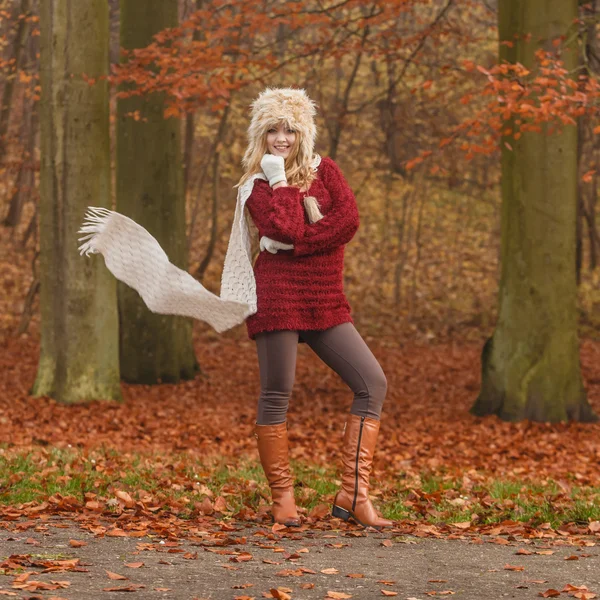 Rüzgarlı sonbahar sonbahar park orman içinde kadın moda. — Stok fotoğraf