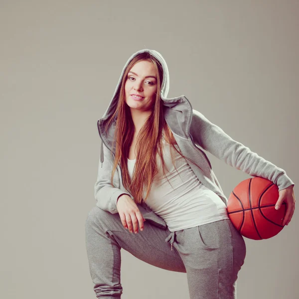 Esportivo adolescente menina segurando basquete — Fotografia de Stock