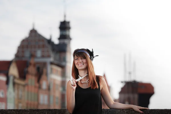 Frau steht auf der Straße — Stockfoto