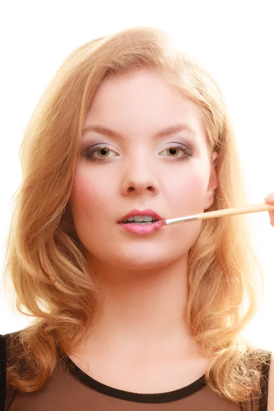 Maquiagem. Mulher aplicando batom vermelho com escova — Fotografia de Stock