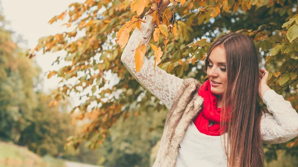 Kvinnan promenader i höstlig park — Stockfoto