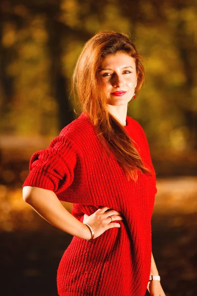 Mujer relajándose en el parque otoñal — Foto de Stock