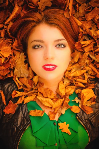 Vrouw bedekt met bladeren — Stockfoto