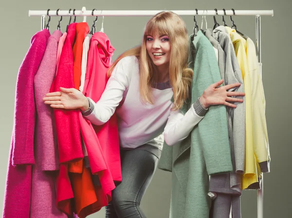 Mulher escolhendo roupas para vestir — Fotografia de Stock