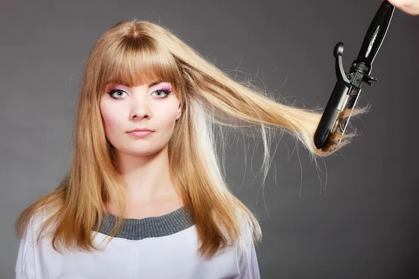 Mulher fazendo penteado — Fotografia de Stock