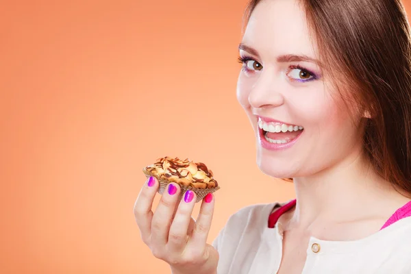 Mujer sosteniendo pastel — Foto de Stock