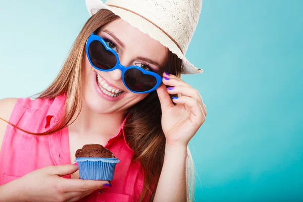 Donna sorridente che tiene la torta — Foto Stock