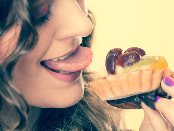 Mulher comendo bolo de frutas — Fotografia de Stock