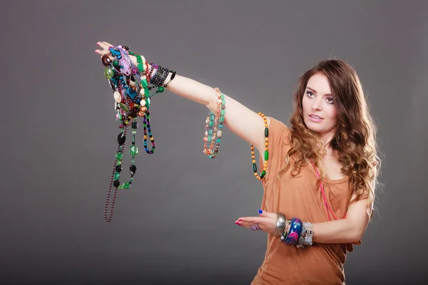 Vrouw dragen van de armbanden en kettingen — Stockfoto