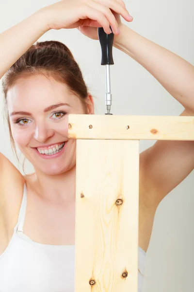 Frau baut Holzmöbel zusammen — Stockfoto