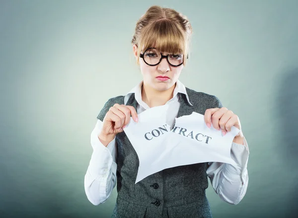 Mujer de negocios desgarro contrato arrugado — Foto de Stock